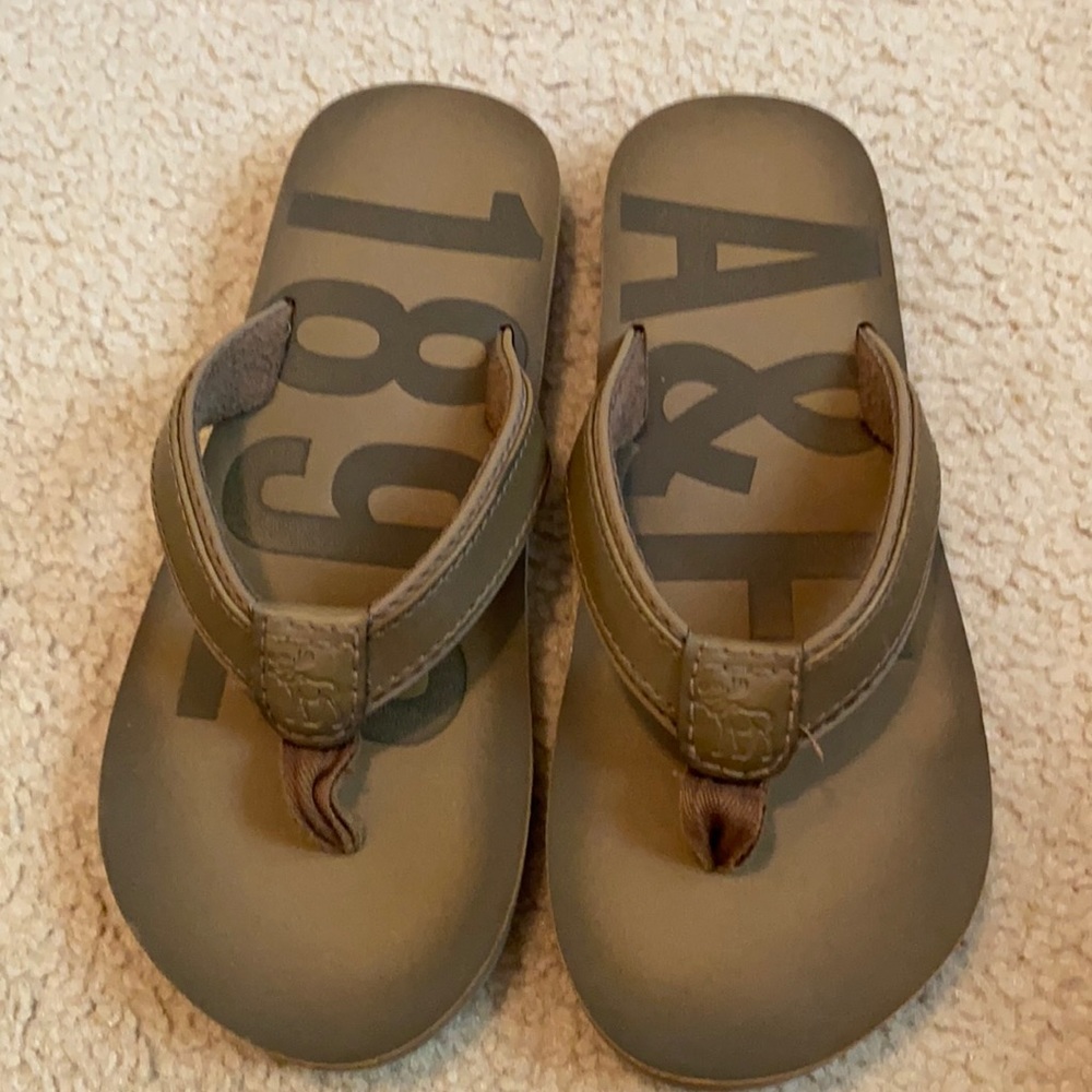 Boys NWOT Abercrombie kids flops size 5/6